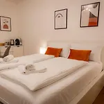 Appartamento 'goldpath' - Spitalhof I Modern I Wlan I Kueche I Balkon I Smarttv Mit Wipu *